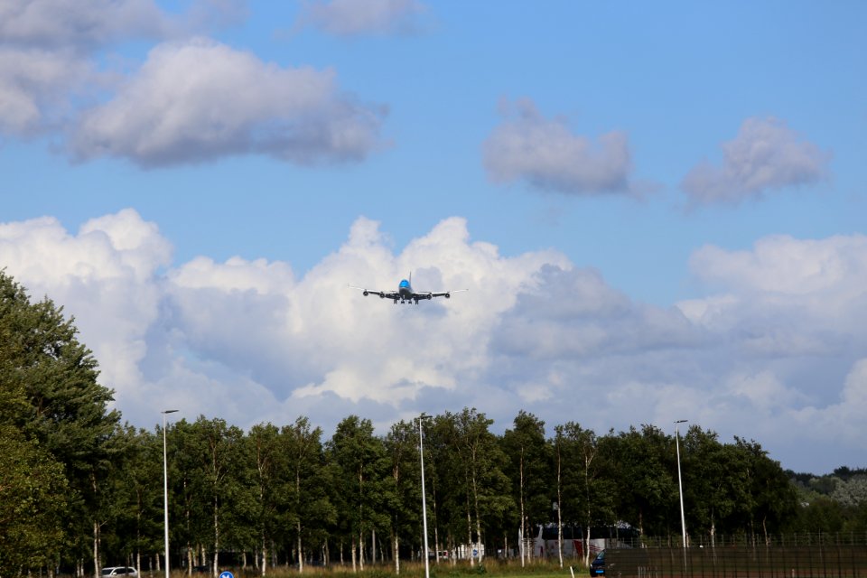 KLM Boeing 747-400 PH-BFS landing at EHAM 01