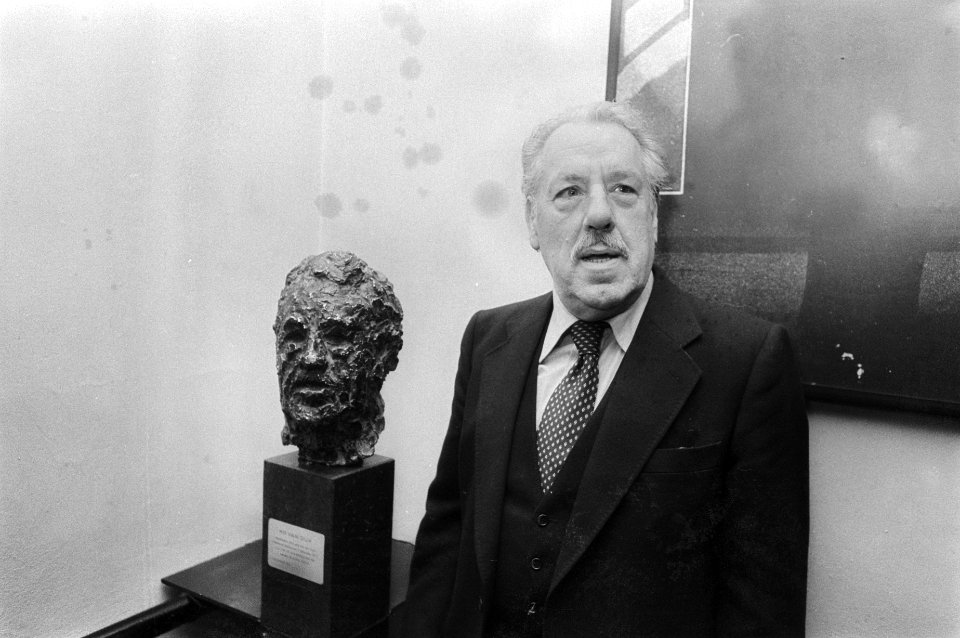 Ko van Dijk met borstbeeld van hemzelf in het nieuwe De La Mar theater, Bestanddeelnr 929-4791