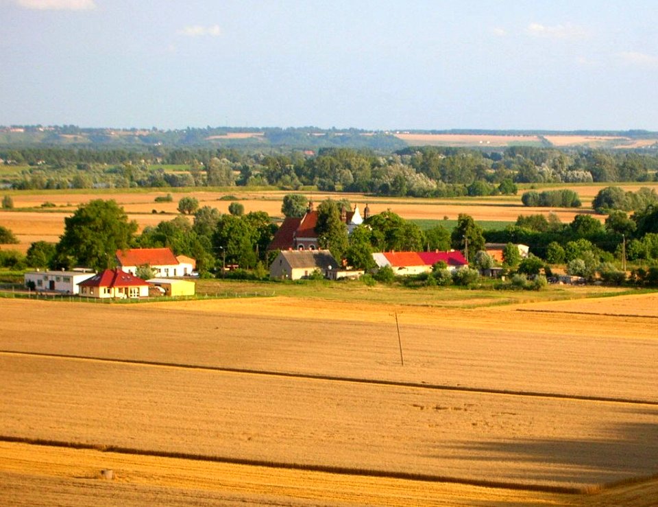 Kościół w Topolnie - widok z grodziska Talerzyk