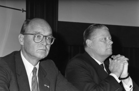 KMPG-bijeenkomst met topmensen bedrijfsleven links jhr. mr. A. A. Loudon (Akzo), Bestanddeelnr 934-0961
