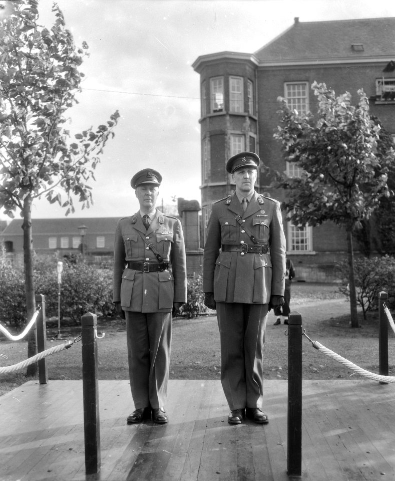 KMA commando-overdracht, ook portretten commandanten, Bestanddeelnr 906-7703