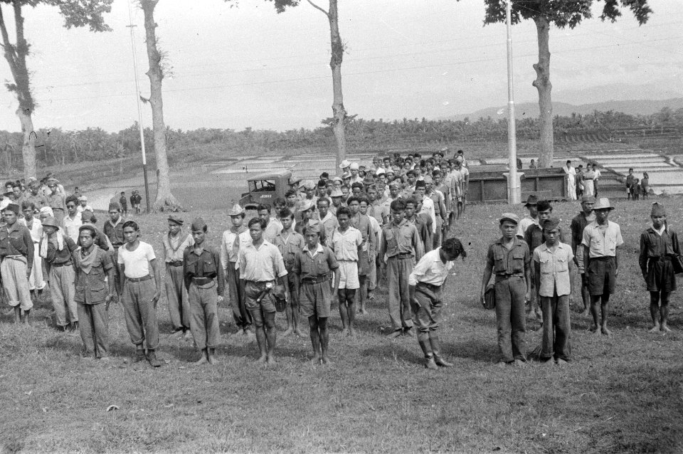 Koeningan Ook te Koeningan meldden zich TNI-troepen ter evacuatie., Bestanddeelnr 1531-3-6