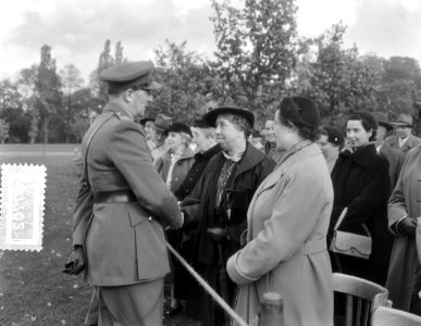 KMA commando-overdracht links Brigadier Generaal K. F. Puffius (oude), Bestanddeelnr 906-7702