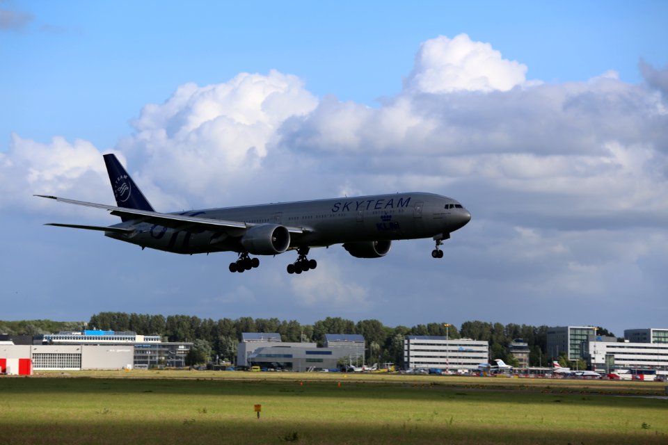 KLM B777-306ER (PH-BVD) landing at Amsterdam Airport Schiphol in 2018 (4)