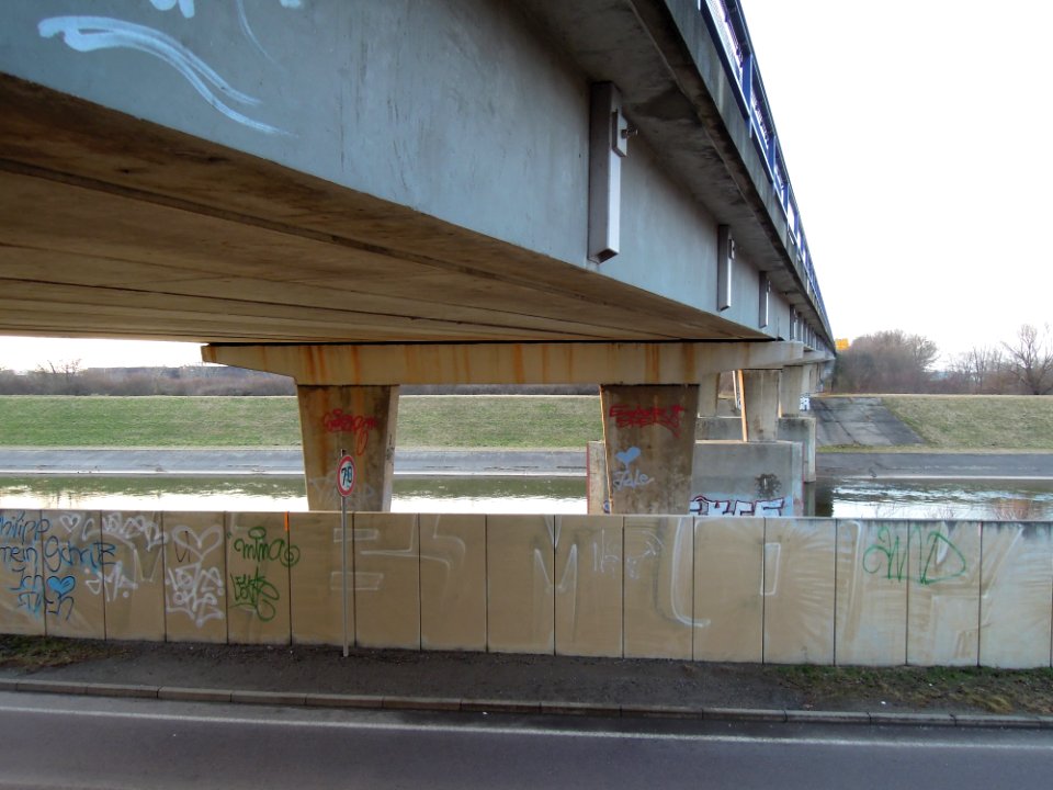 Knautnaundorfer Elsterbrücke der B 186 am südlichen Brückenende -Dreiviertelsicht- im März 2018
