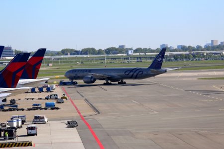 KLM B777-306ER (PH-BVD) pushback at Amsterdam Airport Schiphol in 2018 (2)