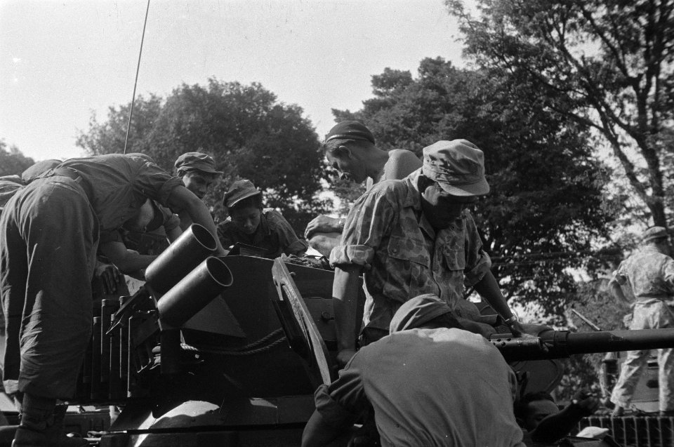 KNIL-militairen bij een tank, Bestanddeelnr 349-1-3