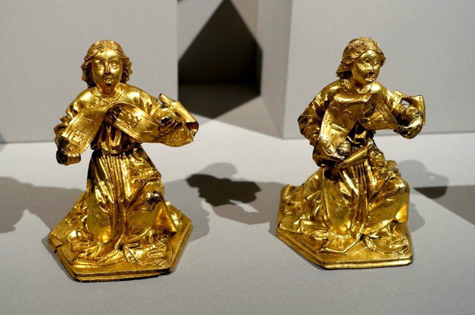 Kneeling Angels with Scrolls, Lower Rhine, late 15th century, gilt bronze - Bode-Museum - DSC03659