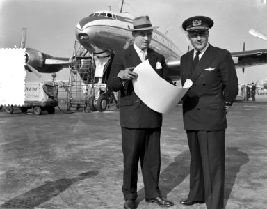 KLM gezagvoerder L A Brugman commandorevlieger met directeur vluchtproduktie A, Bestanddeelnr 908-3906