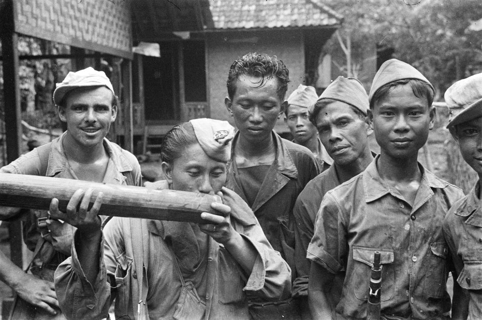 KNIL-militairen (tijdens een zuiveringsactie) De man linksvoor drink, Bestanddeelnr 455-4-6.jpg)