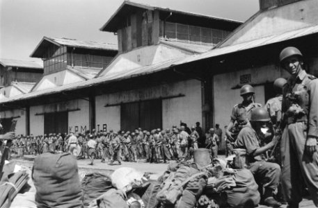 KNIL-militairen aan de kade van Tandjong Priok gereed voor inscheping, Bestanddeelnr 457-2-4