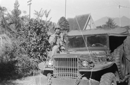 KNIL-militair bij jeep die convooi aanvoert Op de achtergrond terrassen, Bestanddeelnr 38-2-2