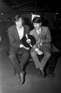 Klisjeemannetjes Wim de Bie en Kees van Kooten (rechts) brachten nieuwe lp uit, Bestanddeelnr 921-4145