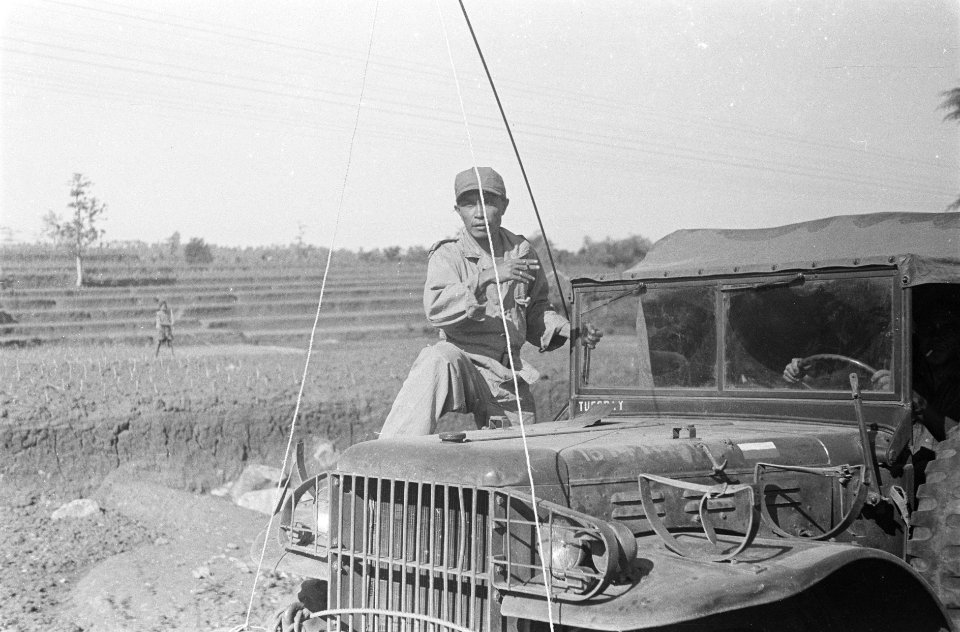 KNIL-militair bij jeep die convooi aanvoert Op de achtergrond terrassen, Bestanddeelnr 38-2-1