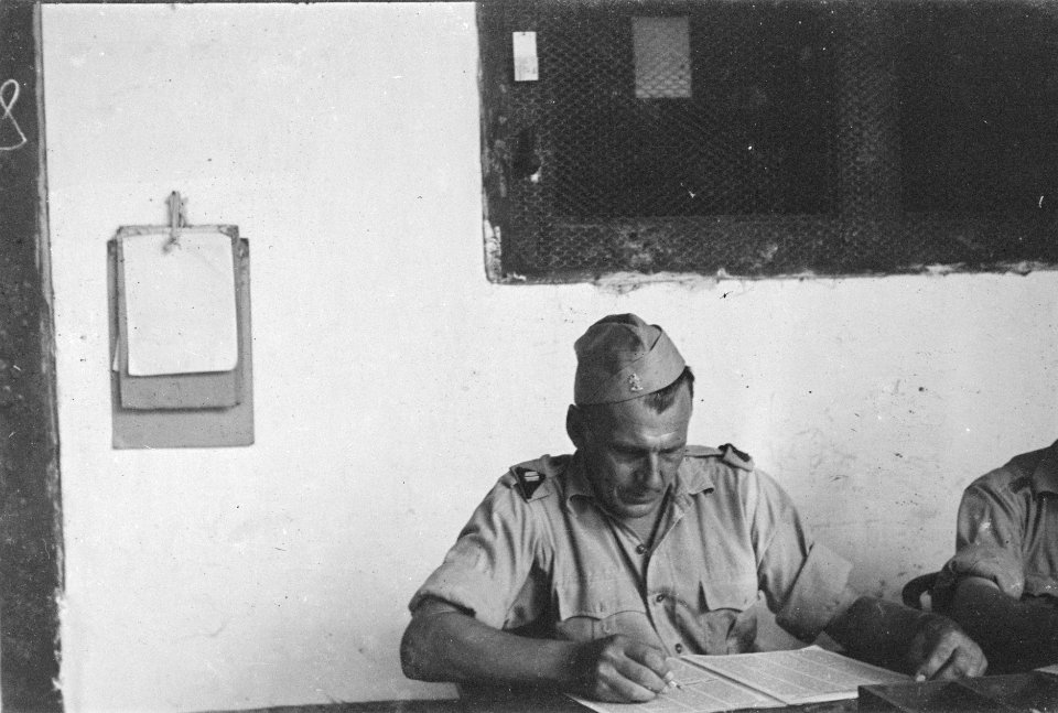 KNIL sergeant maakt aantekeningen, Bestanddeelnr 195-5-3