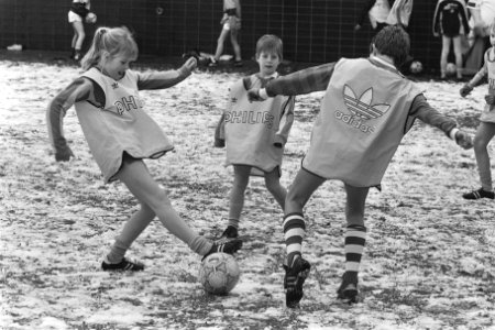 KNVB-actie 4 tegen 4 gepresenteerd in Zeist technisch directeur KNVB Rinus Mi, Bestanddeelnr 933-8942