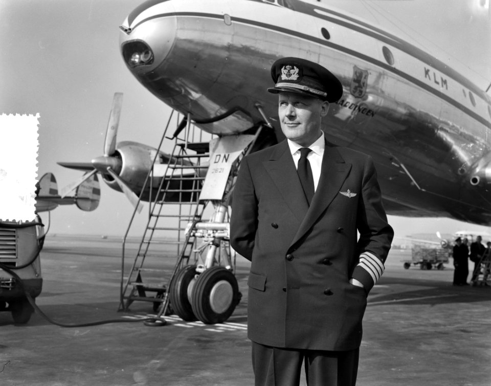 KLM gezagvoerder L A Brugman commandorevlieger met directeur vluchtproduktie A, Bestanddeelnr 908-3908
