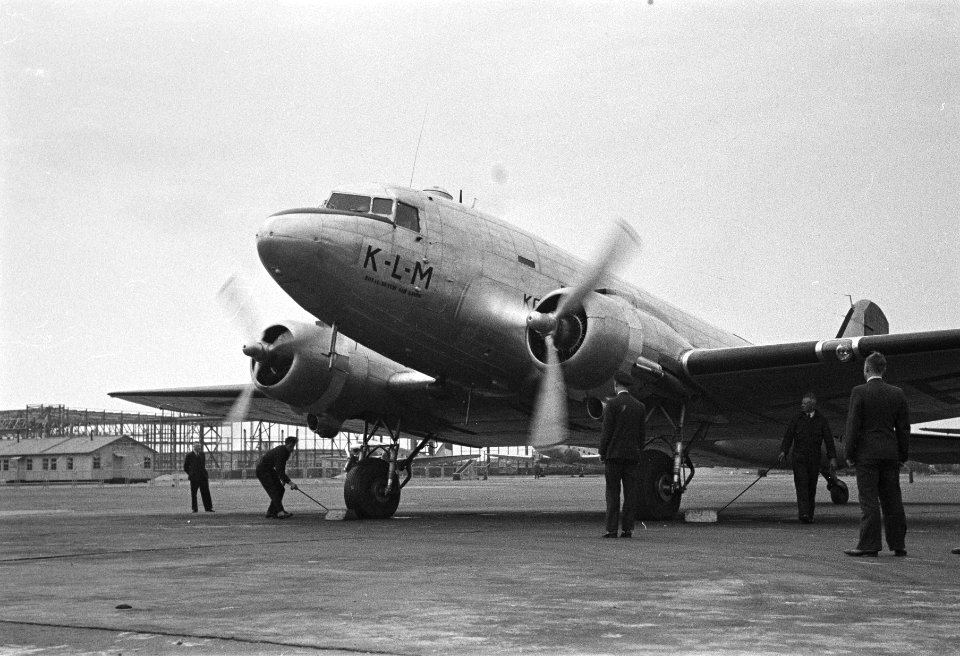 KLM DC3 Dakota op vliegveld Schiphol, Bestanddeelnr 901-8283