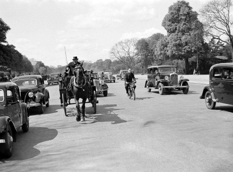 Koets op de Champs Elysées in Parijs, Bestanddeelnr 254-5674
