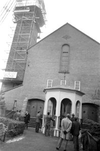 Koepel wordt op toren gehesen van Hervormde Gemeentekerk Emmen de koepel op de g, Bestanddeelnr 921-8864