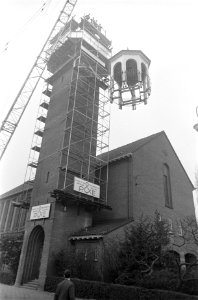 Koepel wordt op toren gehesen van Hervormde Gemeentekerk Emmen de koepel in de l, Bestanddeelnr 921-8862