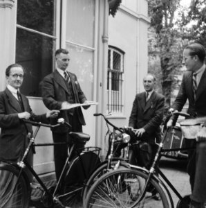 Koeriers op de fiets krijgen brieven uitgereikt, Bestanddeelnr 900-7439