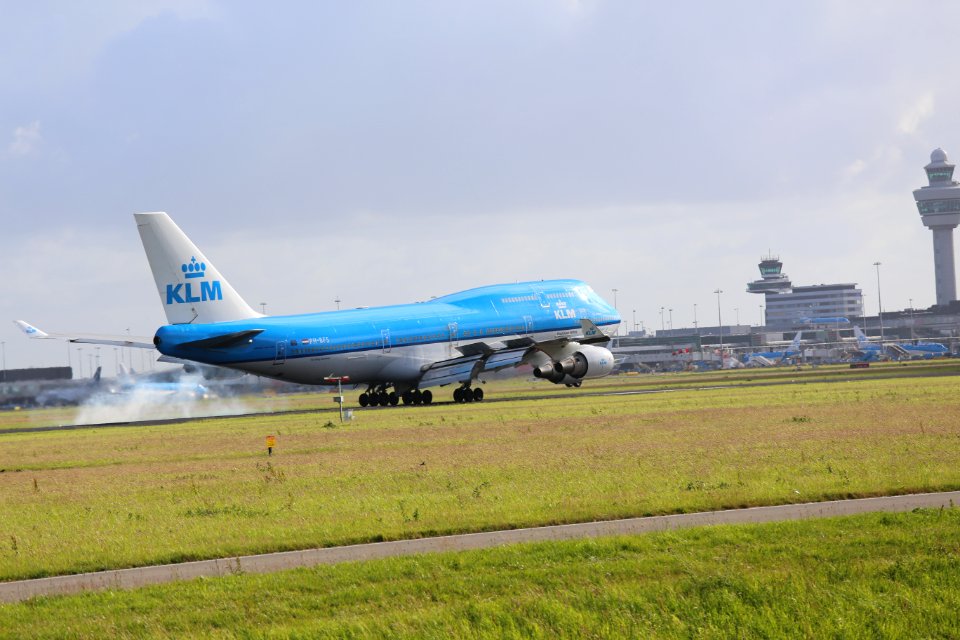 KLM Boeing 747-400 PH-BFS landing at EHAM 14