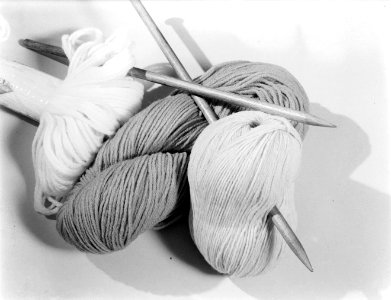Knotten breiwol met breinaalden, Bestanddeelnr 190-0835
