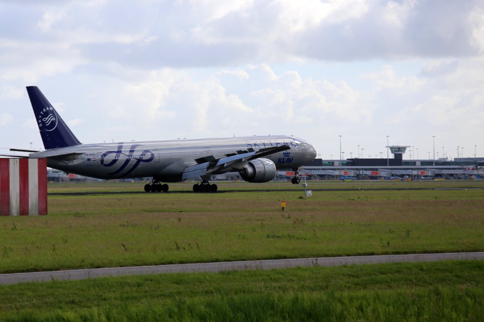 KLM B777-306ER (PH-BVD) landing at Amsterdam Airport Schiphol in 2018 (13)