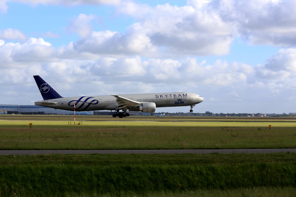 KLM B777-306ER (PH-BVD) landing at Amsterdam Airport Schiphol in 2018 (11)