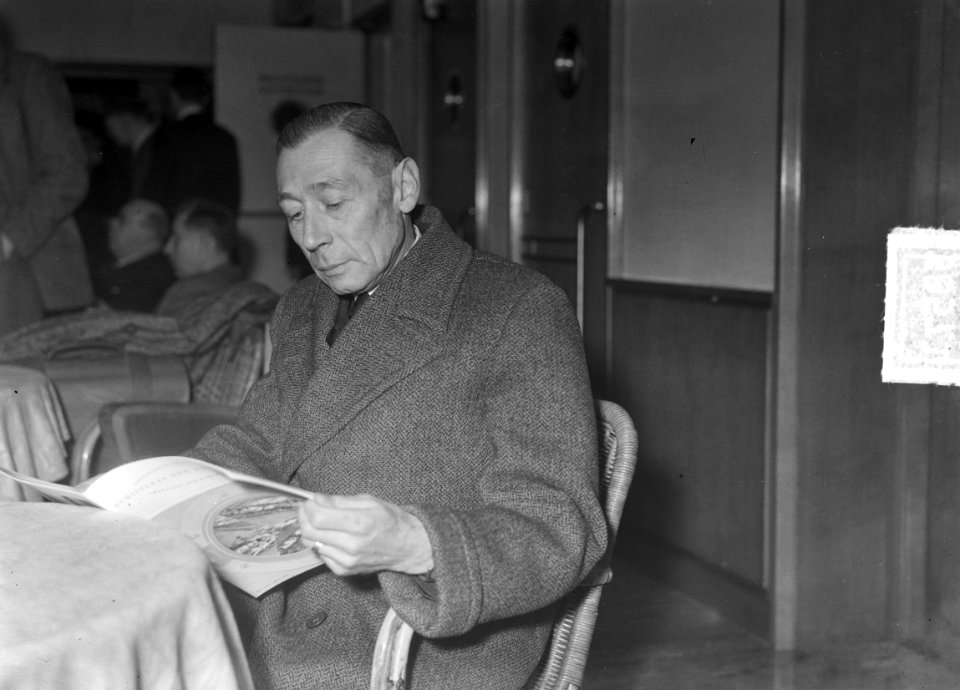 Kolonel B.R.P.F. Hasselman op Schiphol terug naar Praag, Bestanddeelnr 903-8571