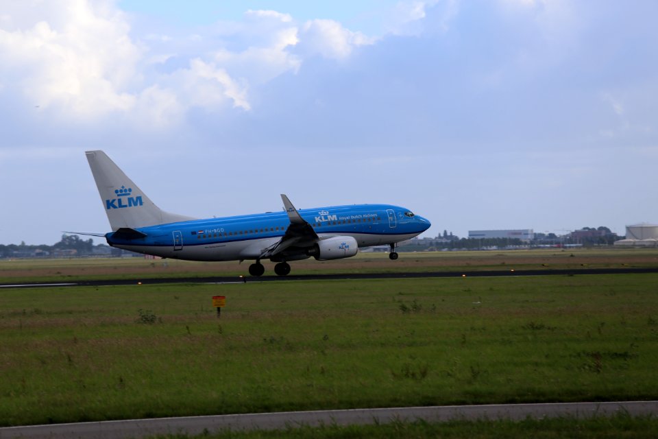 KLM Boeing 737-700 PH-BGD landing at EHAM 6