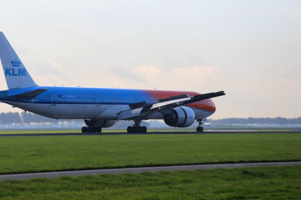 KLM B777-306ER (PH-BVA) at Amsterdam Airport Schiphol (9)