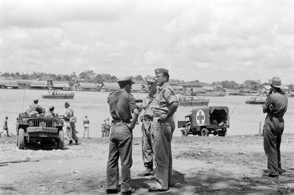 Kolonel F. Mollinger overlegt met stafofficieren terwijl op de achtergrond landi, Bestanddeelnr 255-3-2