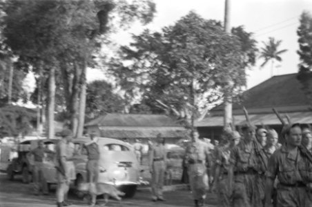 Kolonel D.R.A. van Langen, commandant T-Brigade staat bij zij stafauto en saluee, Bestanddeelnr 489-2-1