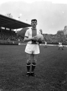 Ko Prins (Ajax) die als linksbinnen tegen Tsjechoslowaki speelt, Bestanddeelnr 911-7188