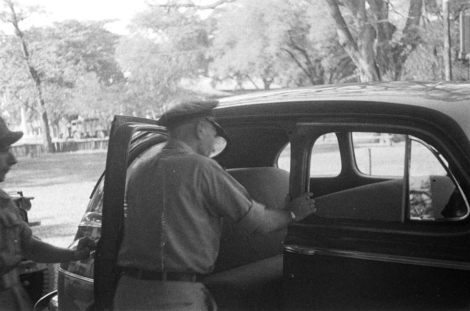 Kolonel J.W. Sluyter, commandant van de U-Brigade, stapt in de stafauto, Bestanddeelnr 49-3-3