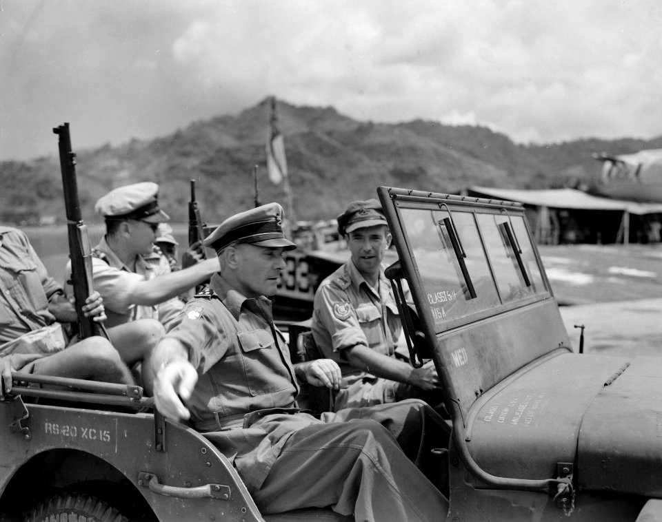 Kolonel J.W. Sluyter, commandant U-Brigade in een jeep met lijfwacht en chauffeu, Bestanddeelnr 10491