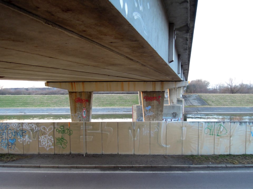 Knautnaundorfer Elsterbrücke der B 186 am südlichen Brückenende -Untersicht- im März 2018b