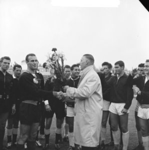 KNVB-beker, KNVB bestuurslid Heshof overhandigt Tonny van Ede bloemen, Bestanddeelnr 914-0589