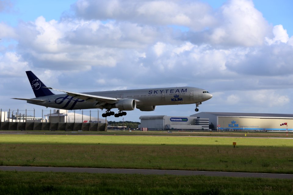KLM B777-306ER (PH-BVD) landing at Amsterdam Airport Schiphol in 2018 (7)
