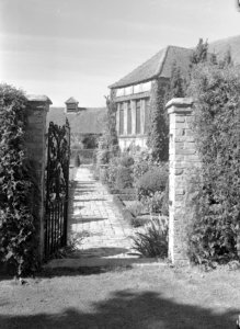 Klinkerpad door de formele tuin van Shoppenhanger Manor, Bestanddeelnr 254-2725