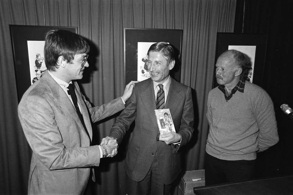 Knetemann (links) schudt Van Agt de hand, rechts Dick Bruynestein, Bestanddeelnr 931-7984