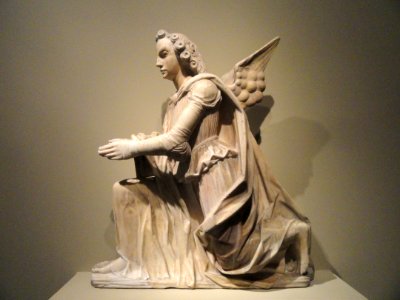 Kneeling Angel, 2nd of 2, workshop of Giovanni Antonio Amadeo, 1470-1480, marble - National Gallery of Art, Washington - DSC09857