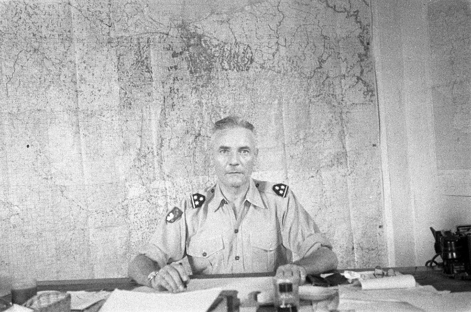 Kolonel JW Sluyter, commandant van de U-Brigade, Bestanddeelnr 49-2-5