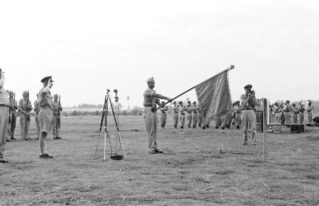 Kolonel PJ de Broeckert, commandant Militaire Luchtvaart salueert Naast hem h, Bestanddeelnr 174-4-3