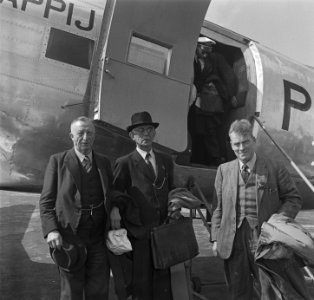 KLM Drie passagiers poseren voor een vliegtuig voor vertrek, Bestanddeelnr 901-8771