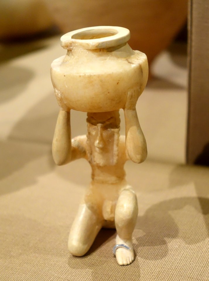 Kneeling Nude Male Holding Vase on Head, Tell Agrab, Shara Temple, Early Dynastic period, 2900-2700 BC, calcite - Oriental Institute Museum, University of Chicago - DSC07462