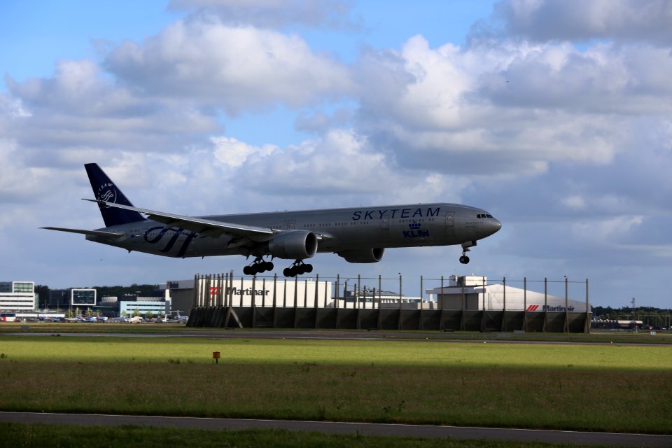KLM B777-306ER (PH-BVD) landing at Amsterdam Airport Schiphol in 2018 (6)