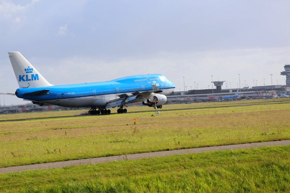 KLM Boeing 747-400 PH-BFS landing at EHAM 13